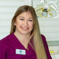 Frau Mona-Marie Saffra ist seit Juni 2020 in der Zahnarztpraxis Ulrich Vogel in Buttenheim in der Assistenz tätig