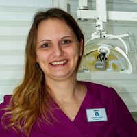 Frau Jasmin Arneth ist Mitarbeiterin in der Prophylaxeabteilung der Zahnarztpraxis Ulrich Vogel, Buttenheim