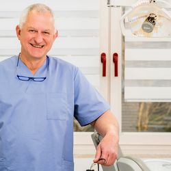 Zahnarzt Ulrich Vogel im Behandlungszimmer