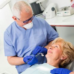 Zahnarzt und Patientin im Behandlungszimmer