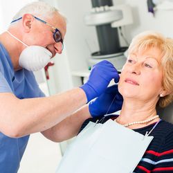 Zahnarzt und Patientin CMD Behandlung