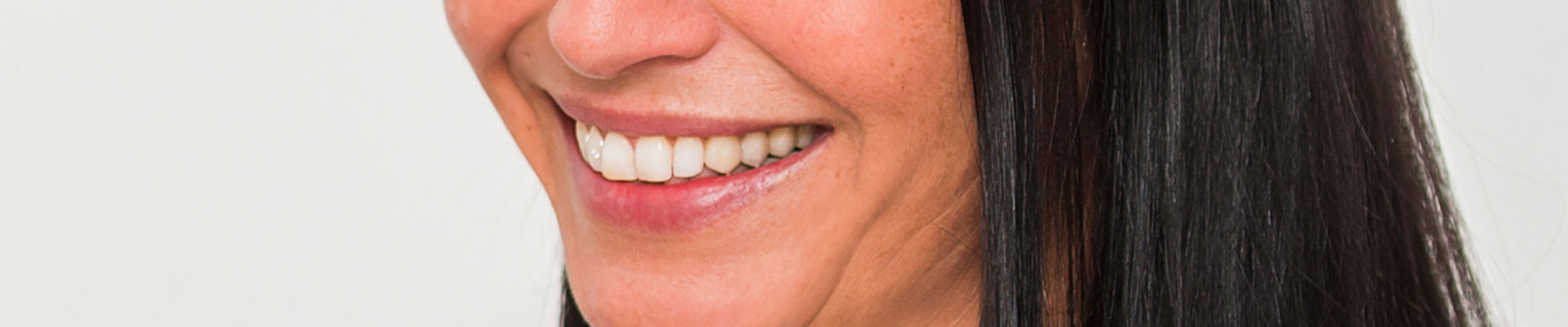 Patientin mit schönen Zähnen lächelnd